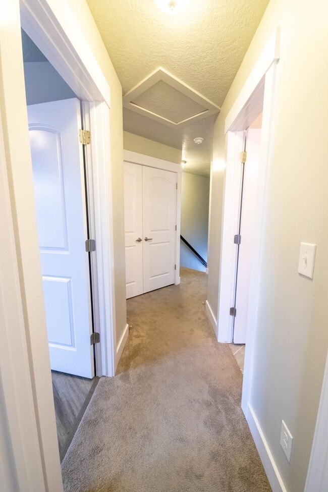 Building Photo - Beautiful Draper Townhomes in Prime Location