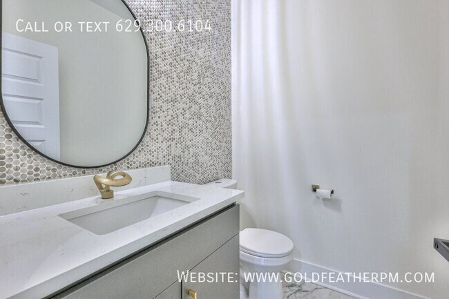 Building Photo - 402B E Trinity Ln-