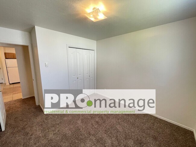 Building Photo - 3 Bed, 1 Bath Apartment w/ 1-Car Garage - Idaho Falls