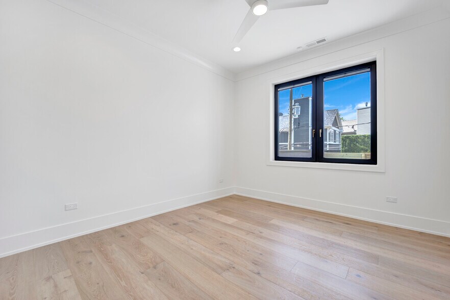 Building Photo - 4918 N Lincoln Ave