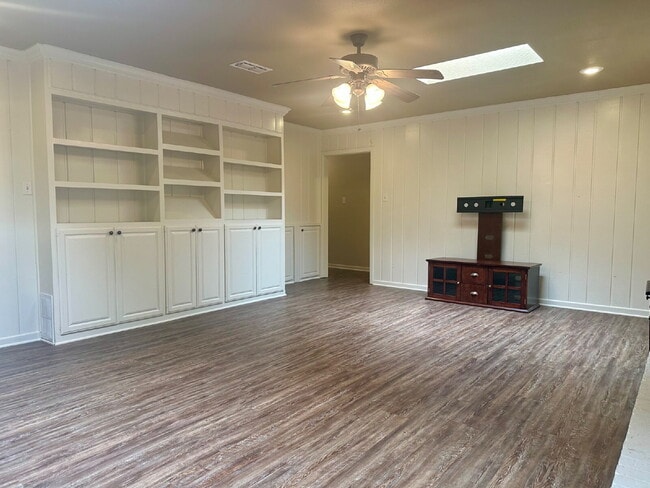 Building Photo - Spacious 4 bed 3 bath home!