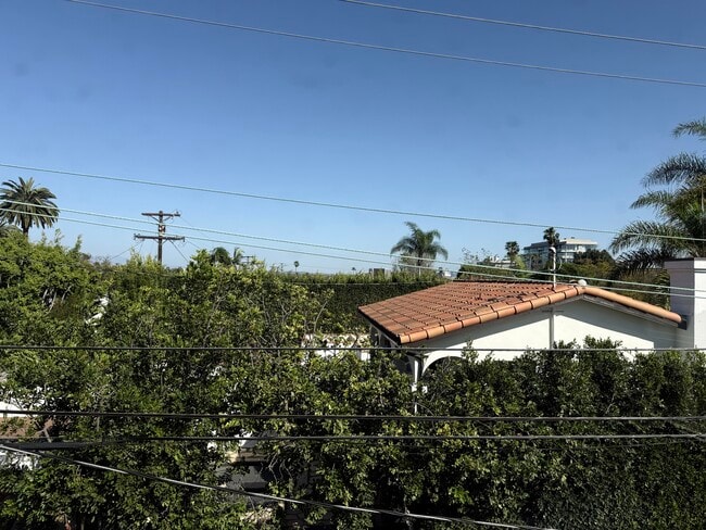 Building Photo - 408 N Doheny Dr