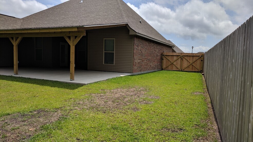 Building Photo - 742 Red Pine Dr
