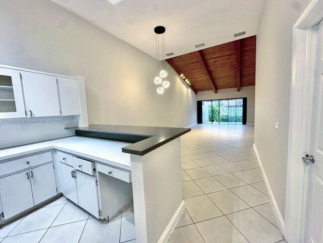 Building Photo - 2753 Parkview Dr S