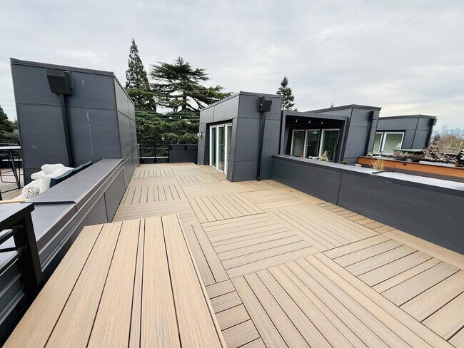 Building Photo - 2 Bed + Den 2 Bathroom Eastlake Townhome with Spectacular Views