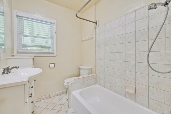 Building Photo - Bright, Clean and Cozy 2BR, 1BA Single Fam...