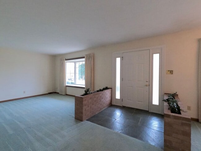 Building Photo - ALL ONE LEVEL IN THE HALLS COMMUNITY! 2 BD...