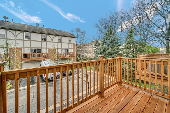 Building Photo - 1114 N Claremont Dr