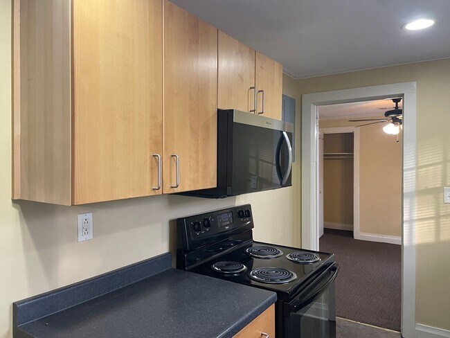 Building Photo - 2 Bed, 1 Bath Apartment