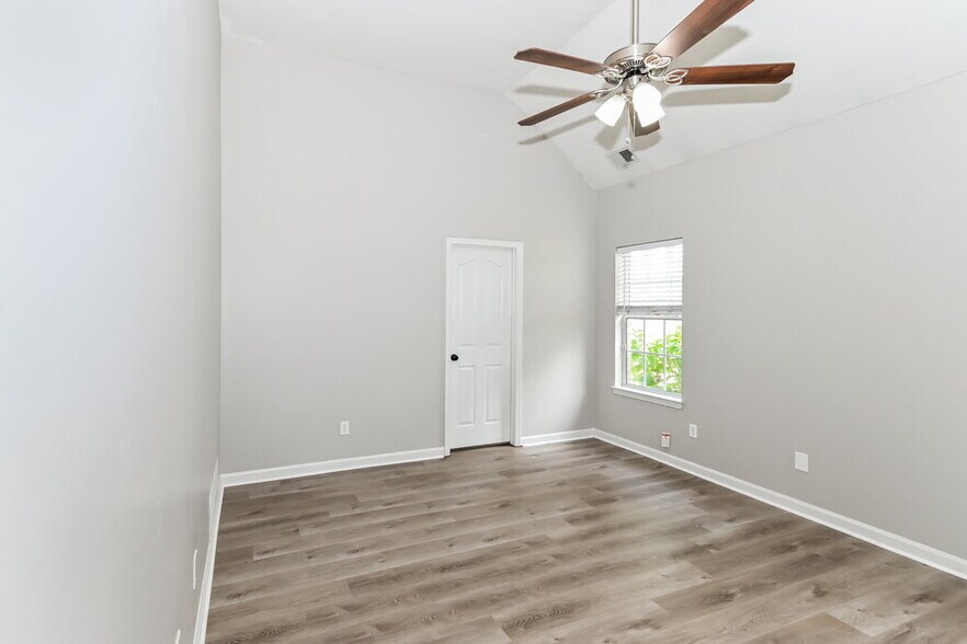 Building Photo - 2552 Pyramid Dr