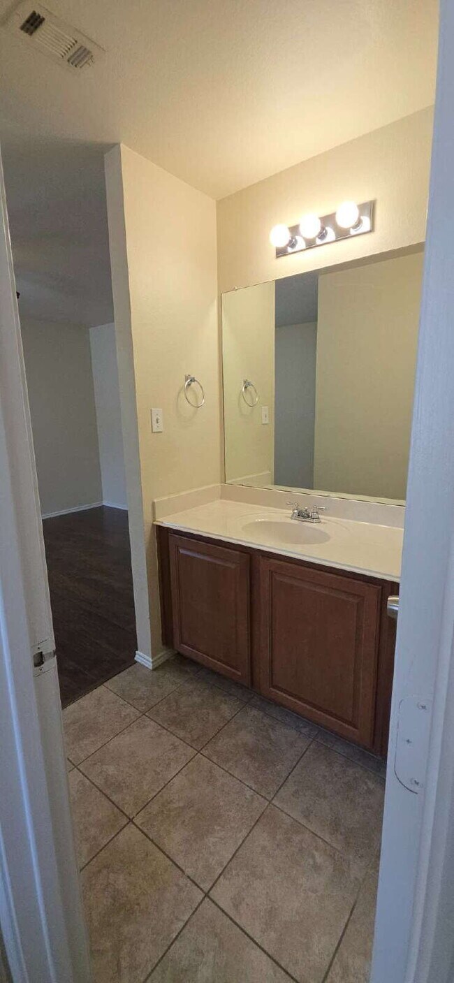 Building Photo - Expansive Mansfield Home with 5 Bedrooms, ...