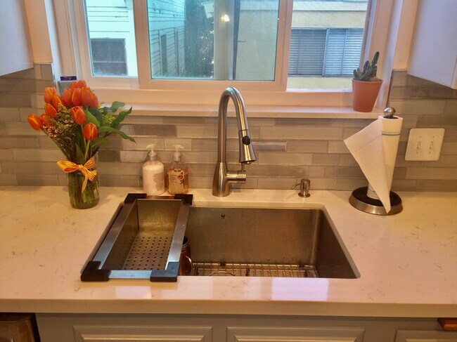 Building Photo - 2131 E 1st St