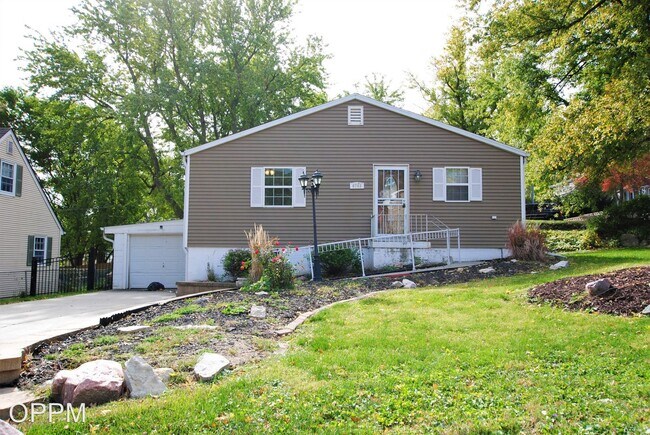 Primary Photo - 3 br, 2 bath House - 6703 Lake St
