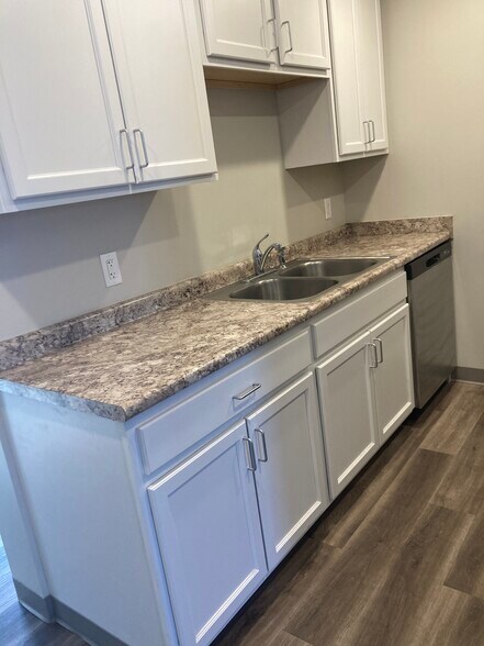 Building Photo - 95 Village St