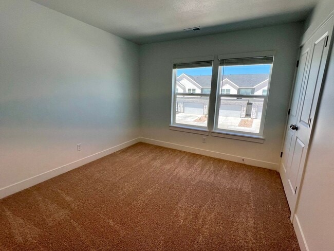 Building Photo - LOVELY TOWNHOME IN SALEM