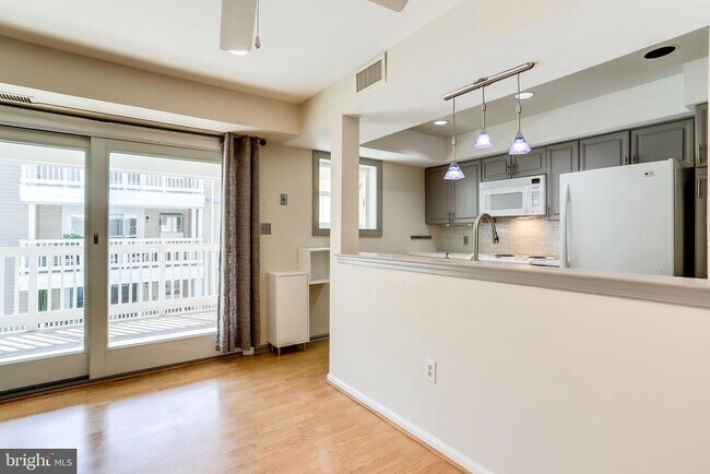 Building Photo - 2429 S Walter Reed Dr