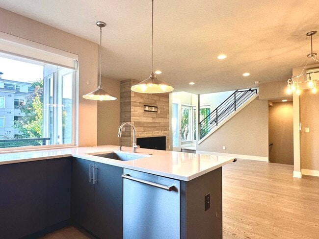 Building Photo - 2Bd/2.5Ba Kirkland Townhouse