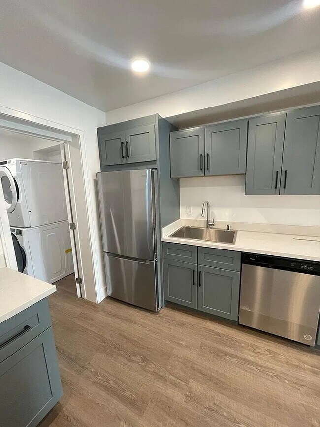 Building Photo - Newly renovated 2-BR/1.5BA apartment