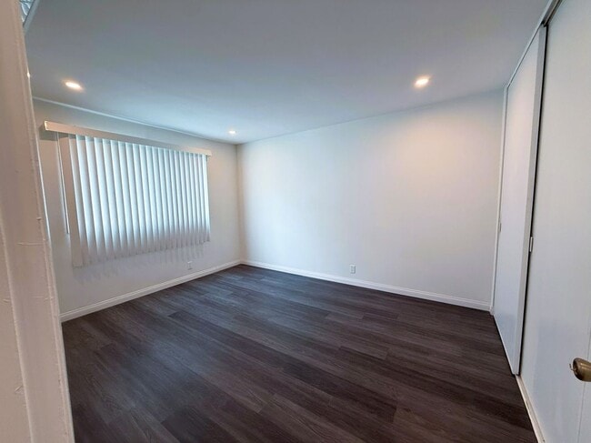 Building Photo - 525 Fischer, 1