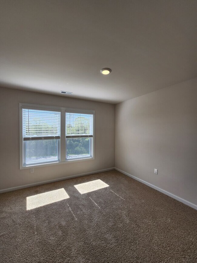 Building Photo - **6 Month Lease** Hendersonville Rental!