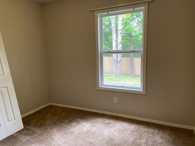 Building Photo - Single-Family Home in Merriam Woods