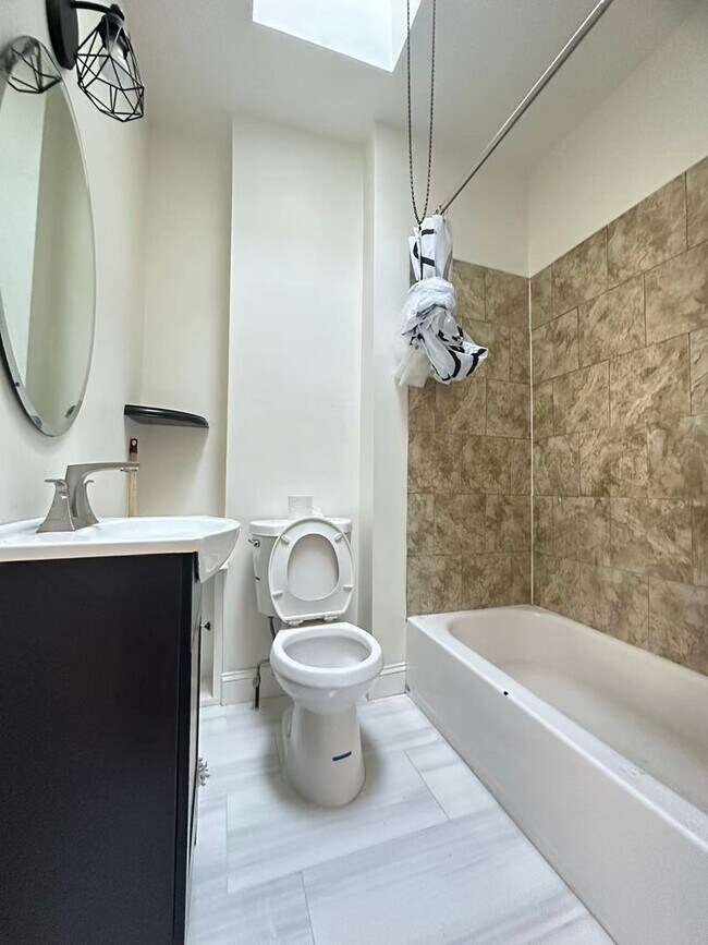 Building Photo - 1828 W Diamond St