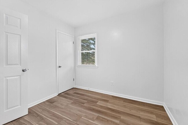Building Photo - 176 Robinwood Ave