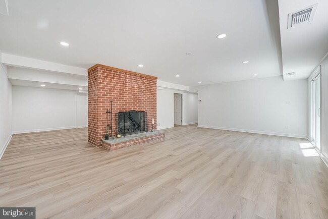 Building Photo - 866 Canal Dr