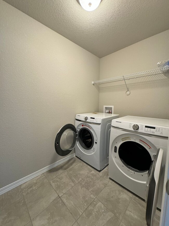 Building Photo - 3 Bedroom 2.5 bath 2 car garage with centr...