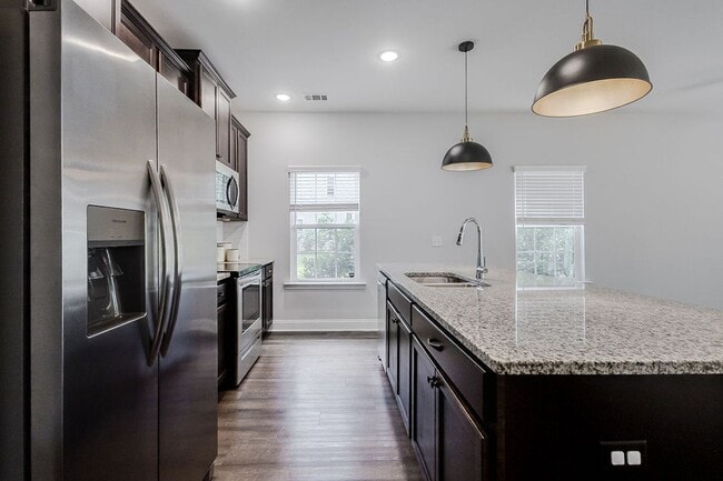 Building Photo - Amenities packed townhouse!
