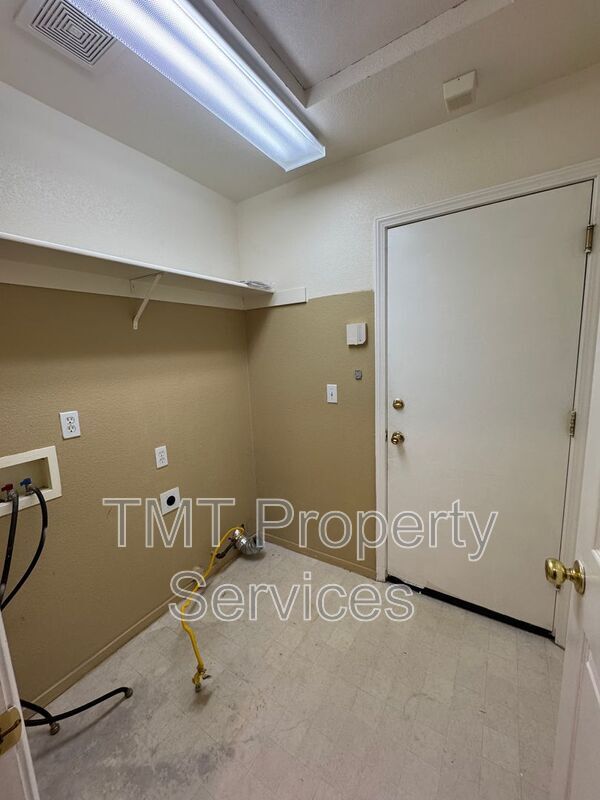 Building Photo - 9440 Stone Springs Dr