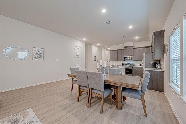 Building Photo - 125 Bluebell Woods Way