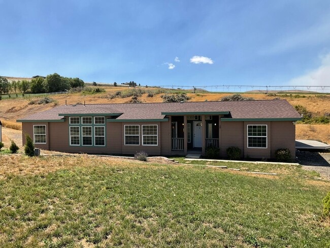 Building Photo - 4 Bed 3 Bath Home with Expansive Country V...
