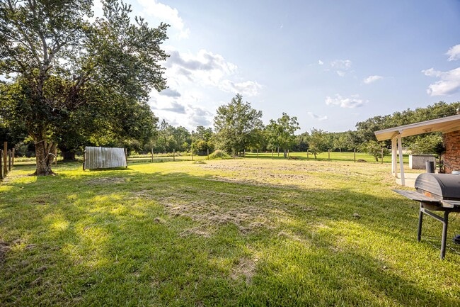Building Photo - Move in ready 3 Bed 2 Bath Home in East Central School District!