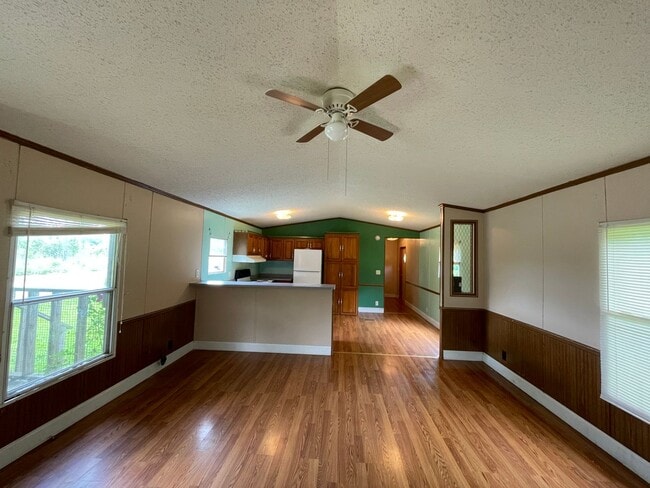 Building Photo - Country living with spacious front and backyard - 3 beds/ 2bath available now!!