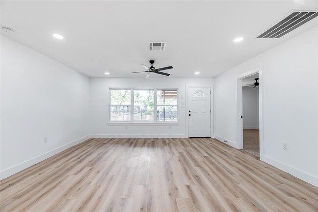 Building Photo - 8658 Sonneville Dr
