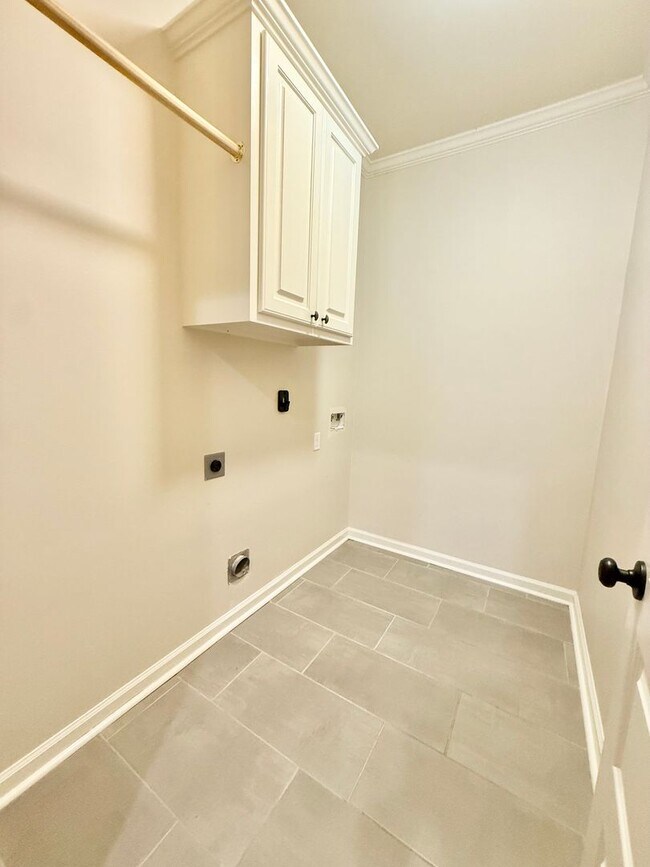 Building Photo - Spacious 4 bedroom 2 bathroom home for rent!
