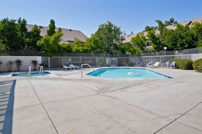 Building Photo - Cute One Bedroom Condo with Central AC and Heat.