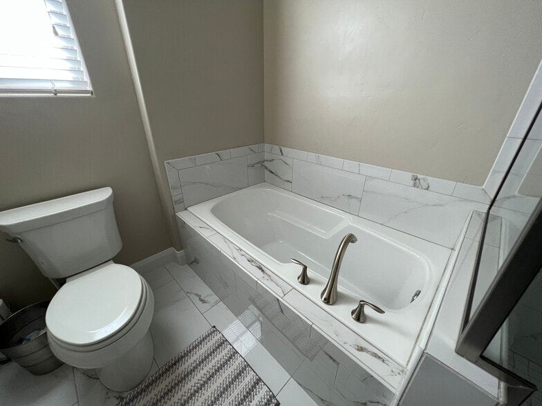 Building Photo - 1911 E Fiesta Ln