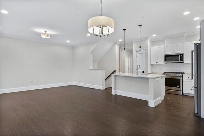 Building Photo - 15 Lily Pond Ln