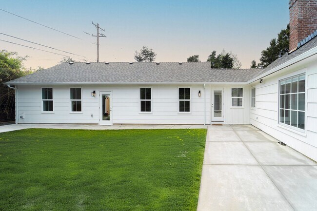 Building Photo - Newly Remodel Home in West Hills!