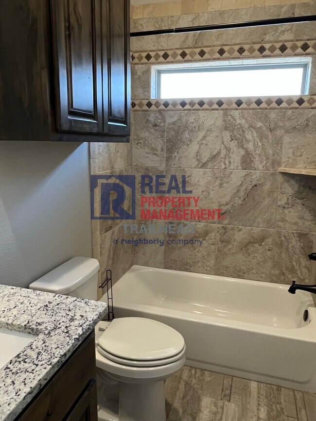 Building Photo - Stunning 3 Bed 2 Bath Home in Gated Lakesi...