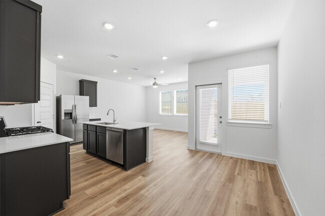 Building Photo - 963 Mansfield St