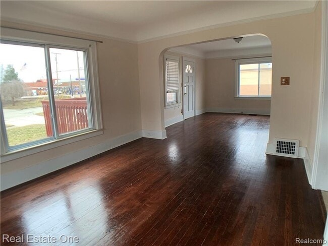 Building Photo - 3342 Buckingham Ave