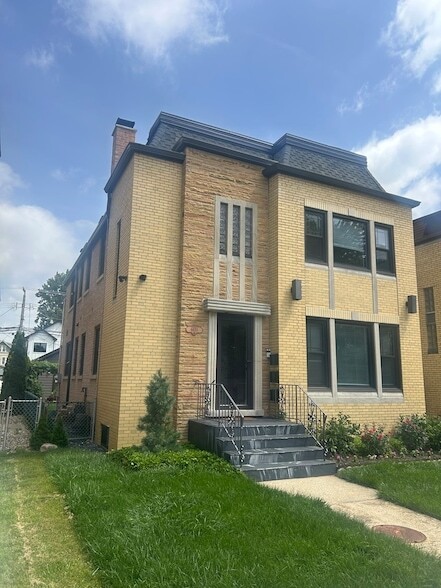 Building Photo - 6620 W Devon Ave