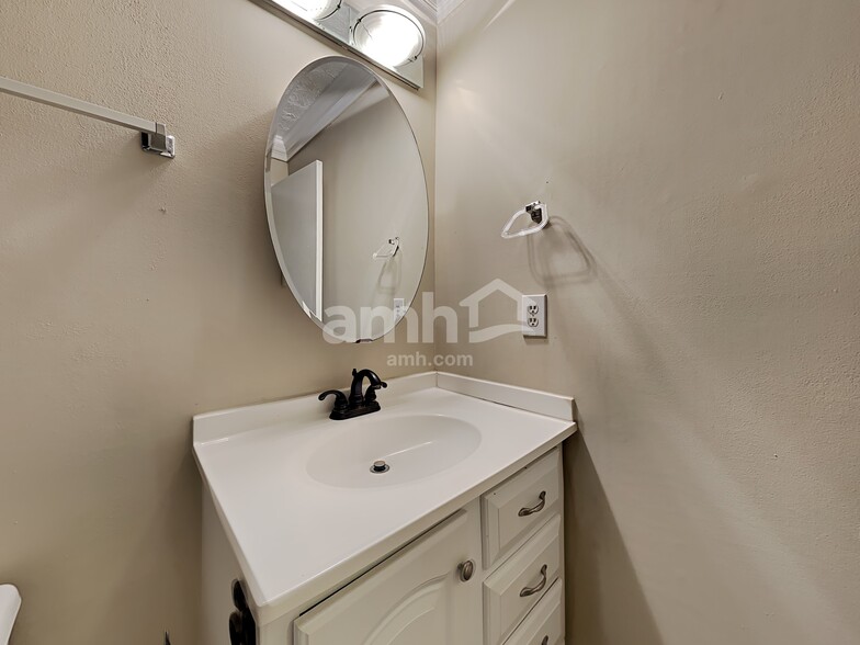 Building Photo - 4758 Jamerson Forest Cir