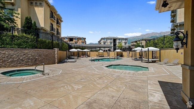 Building Photo - Torino Tower - 913