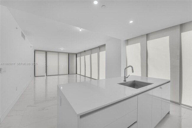 Building Photo - 700 NE 24th St