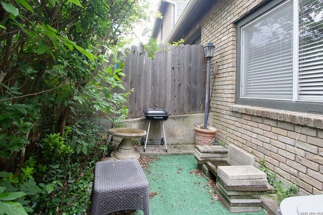 Building Photo - 1015 E Yager Ln