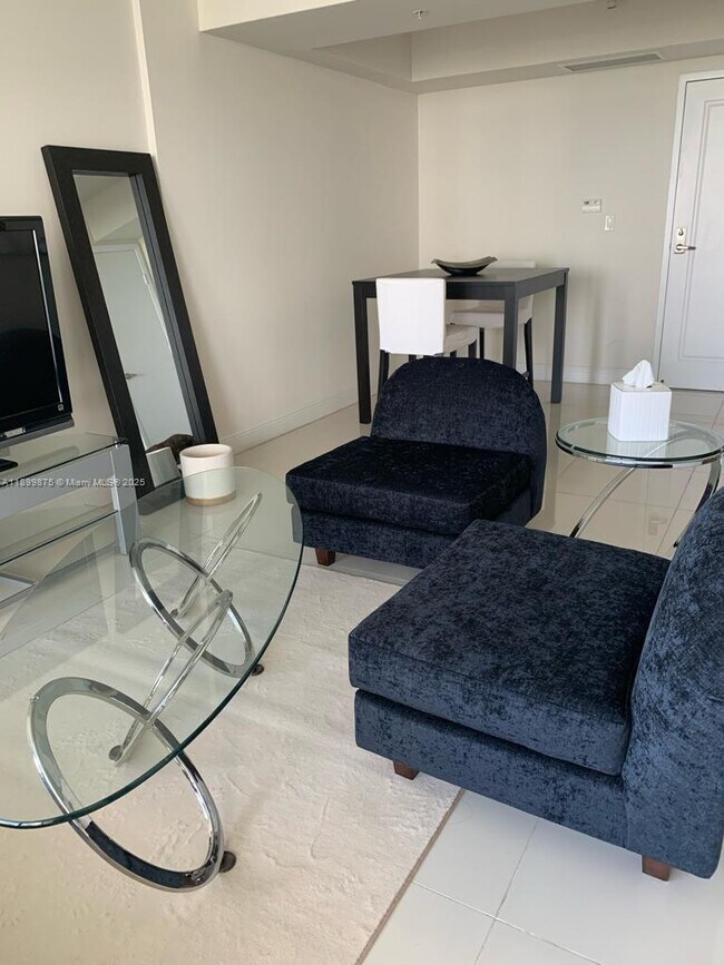 Building Photo - 1861 NW S River Dr